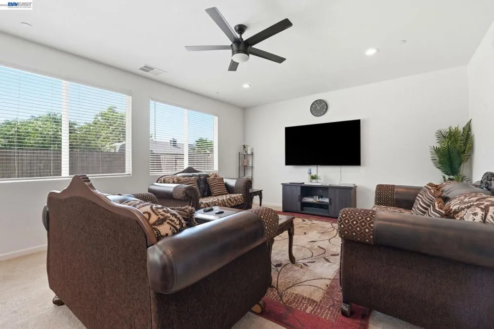 2126 Grapevine Dr Livingston, CA 95334