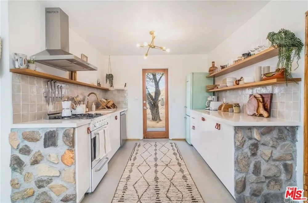 1616 Sunset Mesa Road Landers, CA 92285