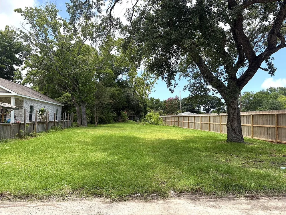 2930 3rd Avenue Texas City, TX 77590