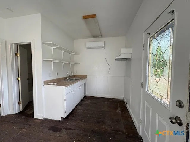 1017 W Nueces Street Victoria, TX 77901