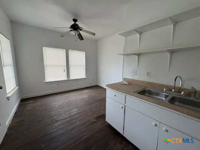 1017 W Nueces Street Victoria, TX 77901