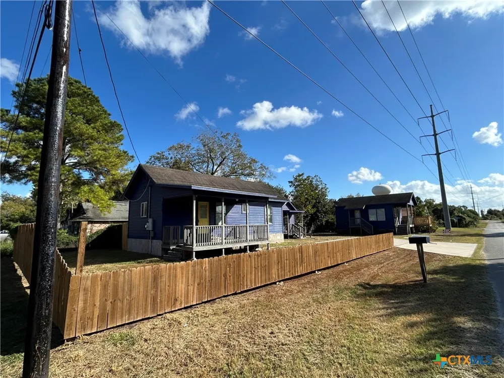 1017 W Nueces Street Victoria, TX 77901