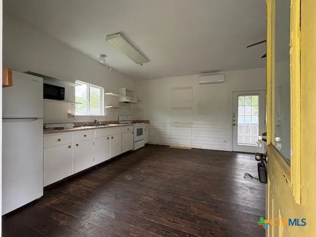 1017 W Nueces Street Victoria, TX 77901