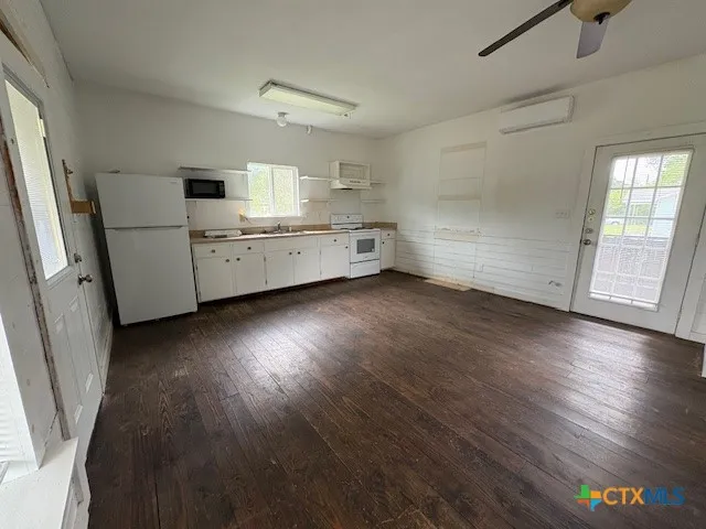 1017 W Nueces Street Victoria, TX 77901