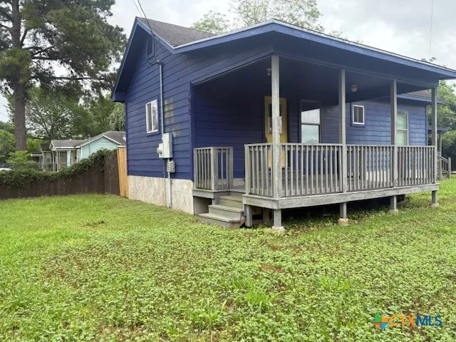 1017 W Nueces Street Victoria, TX 77901