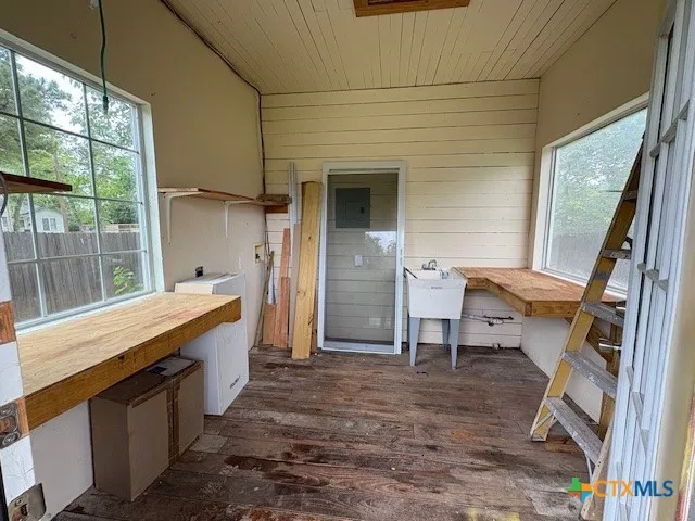 1017 W Nueces Street Victoria, TX 77901