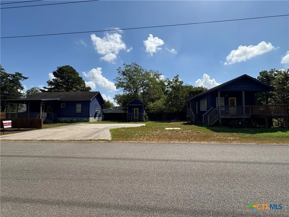 1017 W Nueces Street Victoria, TX 77901