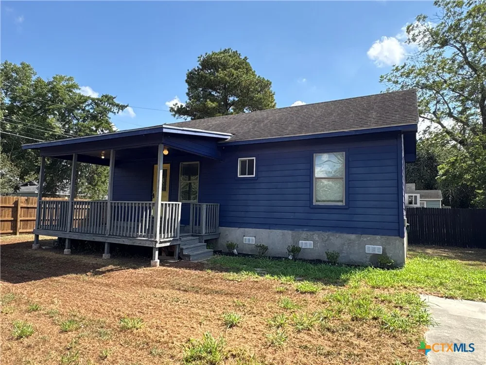 1017 W Nueces Street Victoria, TX 77901