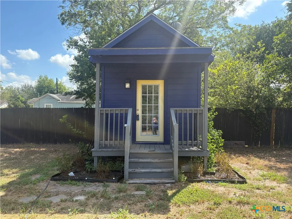 1017 W Nueces Street Victoria, TX 77901