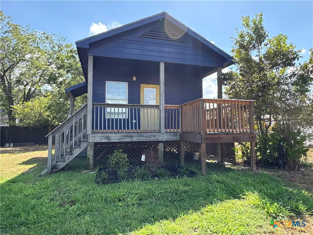 1017 W Nueces Street Victoria, TX 77901