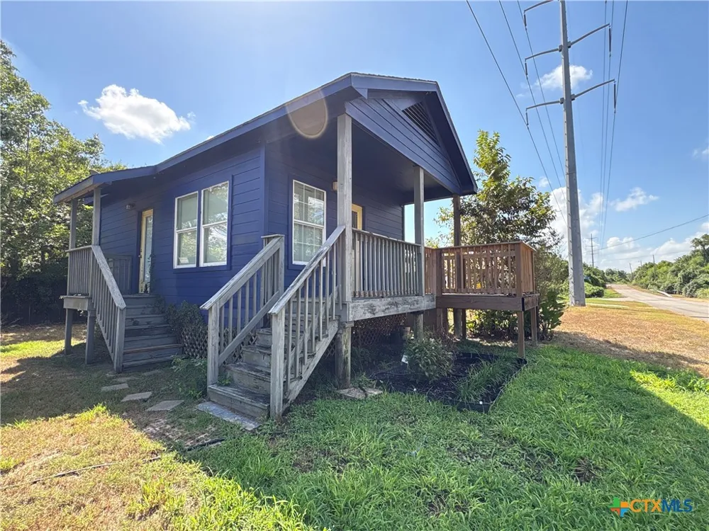 1017 W Nueces Street Victoria, TX 77901