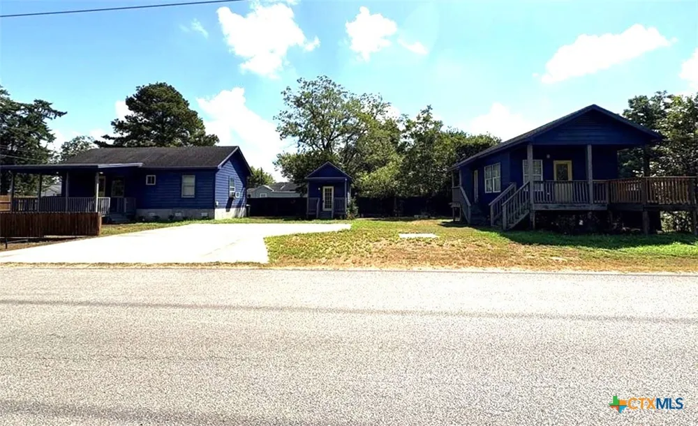 1017 W Nueces Street Victoria, TX 77901