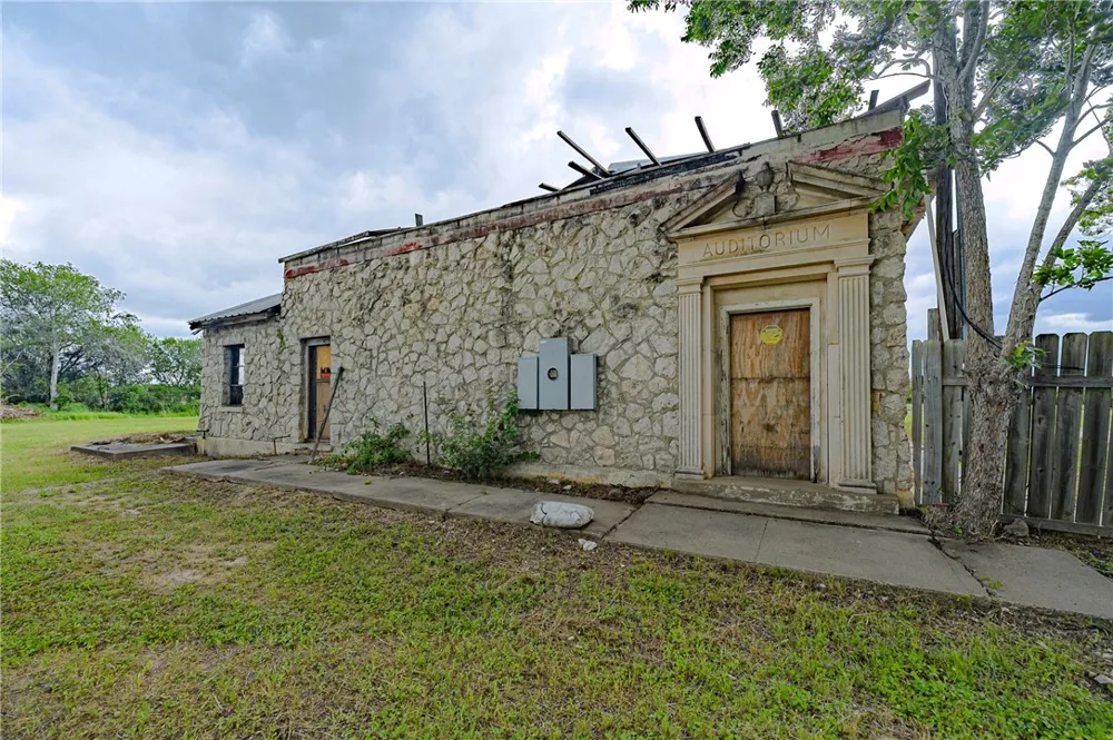 8985 US Hwy 181 Tuleta, TX 78162