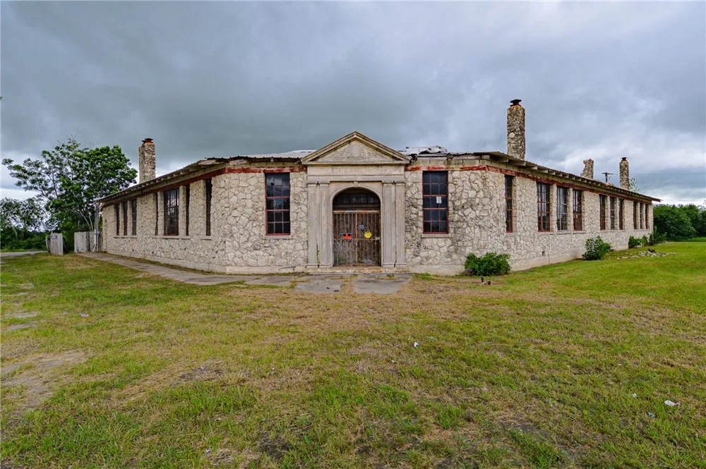 8985 US Hwy 181 Tuleta, TX 78162