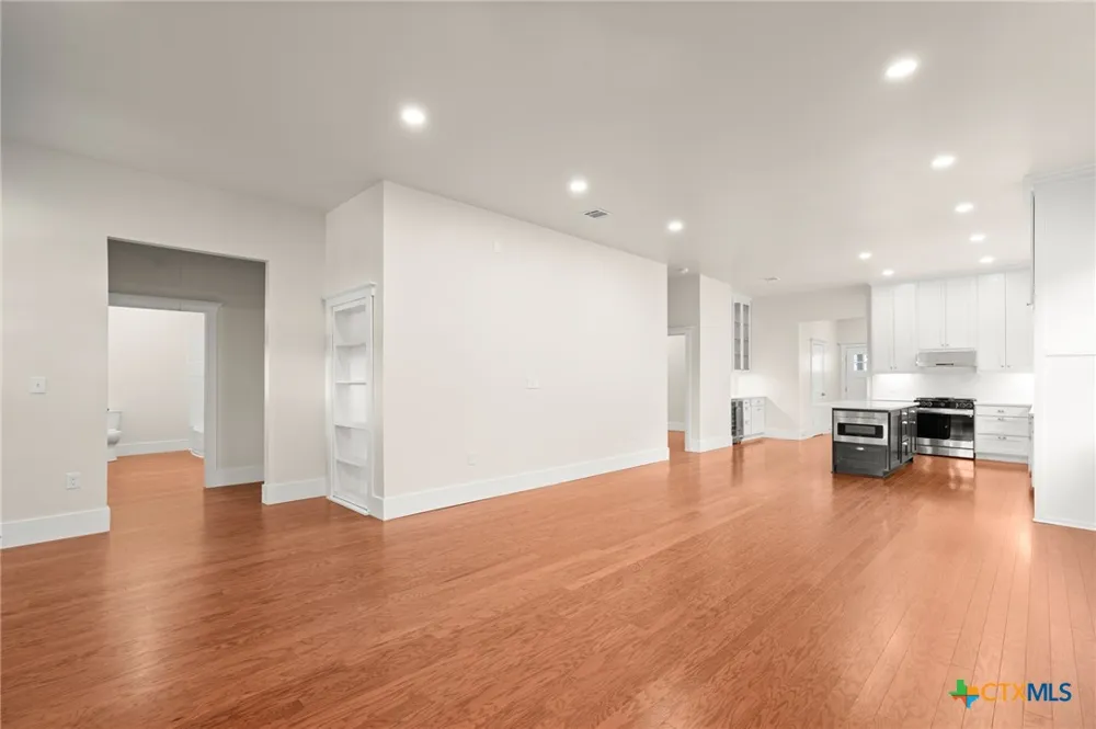 608 Cibilo Lockhart, TX 78644