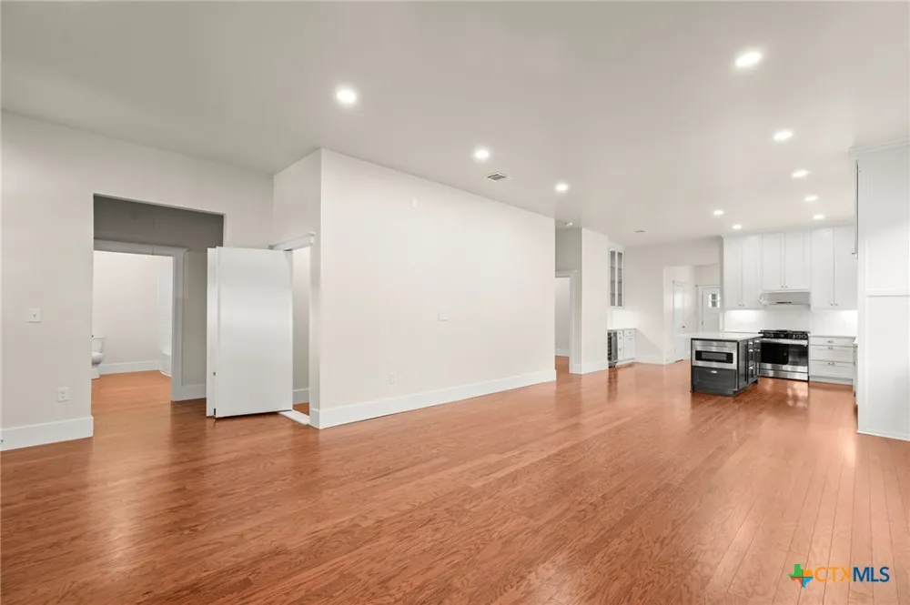 608 Cibilo Lockhart, TX 78644
