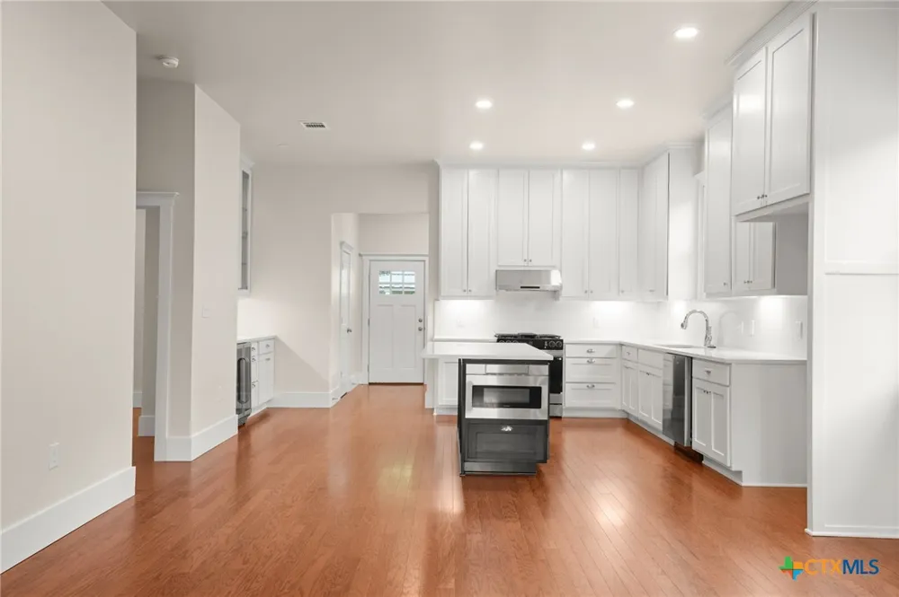 608 Cibilo Lockhart, TX 78644