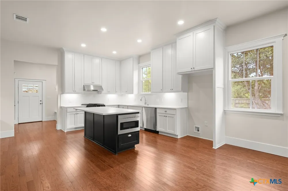 608 Cibilo Lockhart, TX 78644