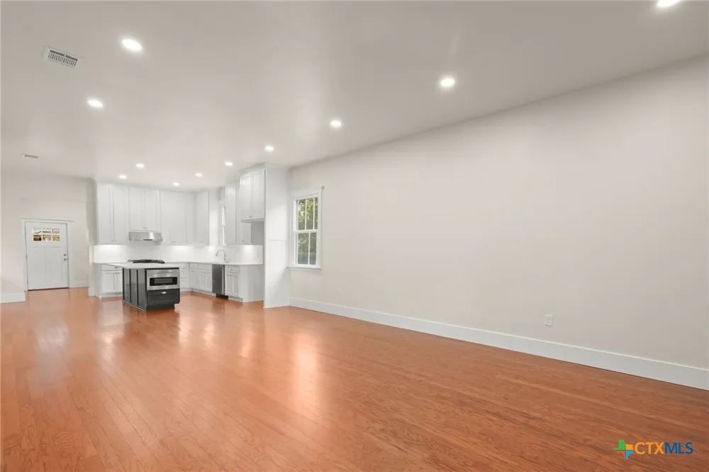 608 Cibilo Lockhart, TX 78644