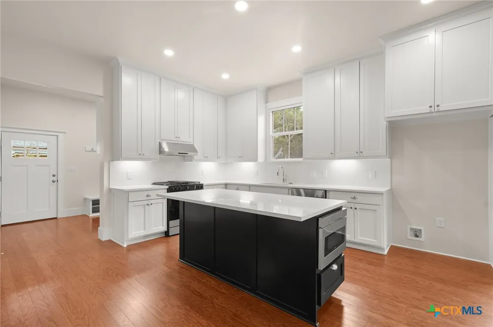 608 Cibilo Lockhart, TX 78644