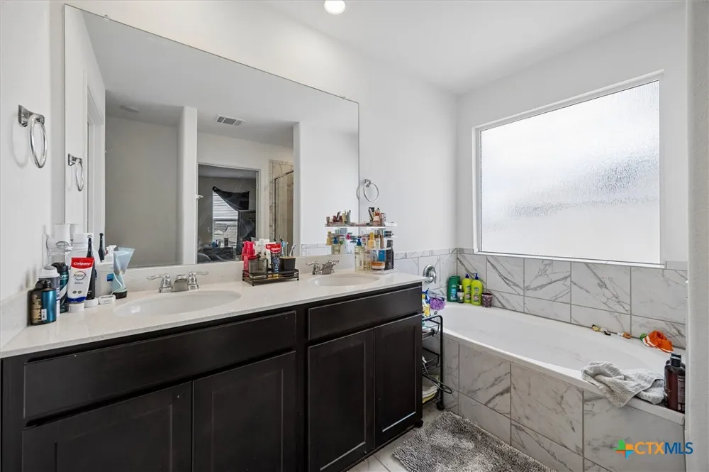 217 Canley Loop Hutto, TX 78634