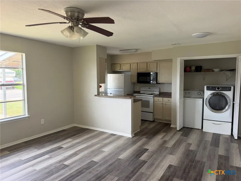 512 Lenora Drive Taylor, TX 76574