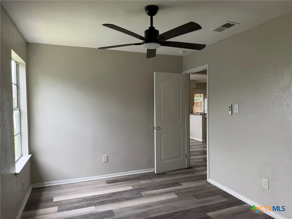 512 Lenora Drive Taylor, TX 76574