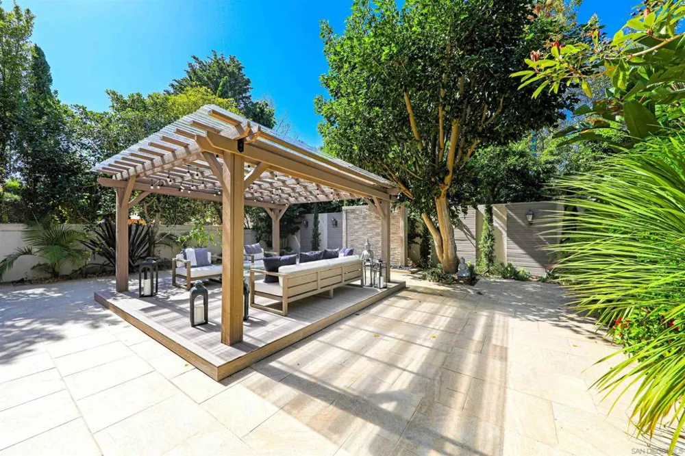 9760 Claiborne Sq La Jolla, CA 92037