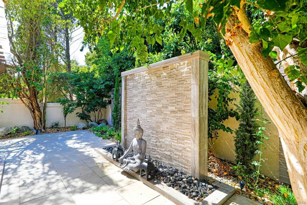 9760 Claiborne Sq La Jolla, CA 92037