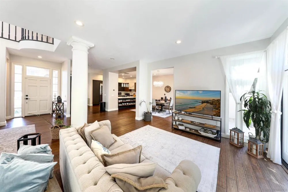 9760 Claiborne Sq La Jolla, CA 92037