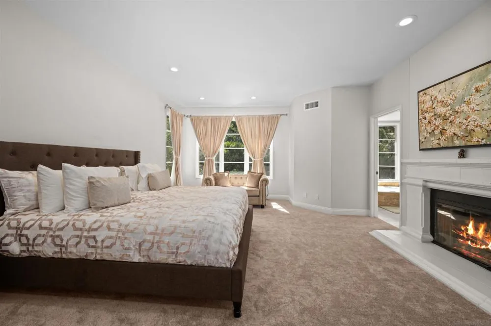 9760 Claiborne Sq La Jolla, CA 92037