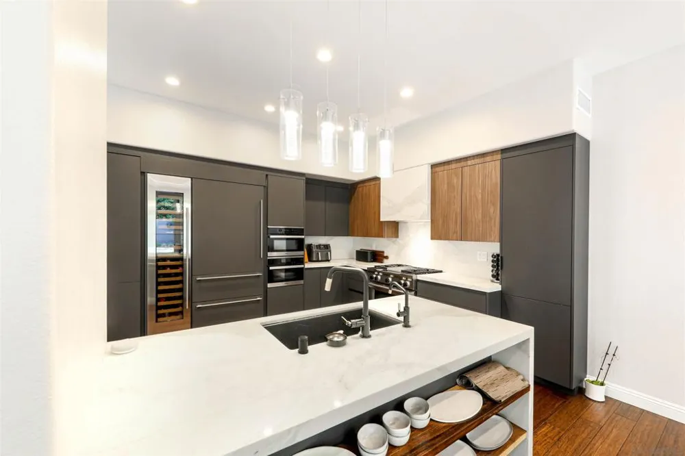 9760 Claiborne Sq La Jolla, CA 92037