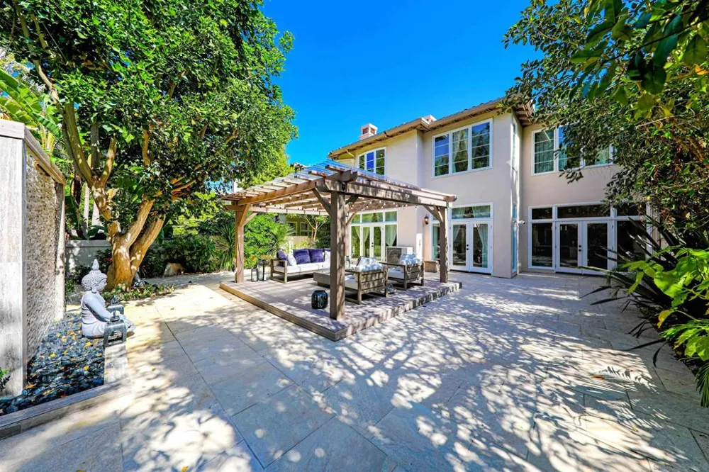 9760 Claiborne Sq La Jolla, CA 92037