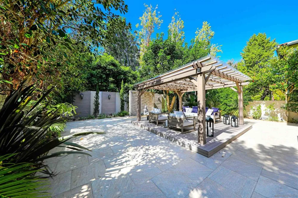 9760 Claiborne Sq La Jolla, CA 92037
