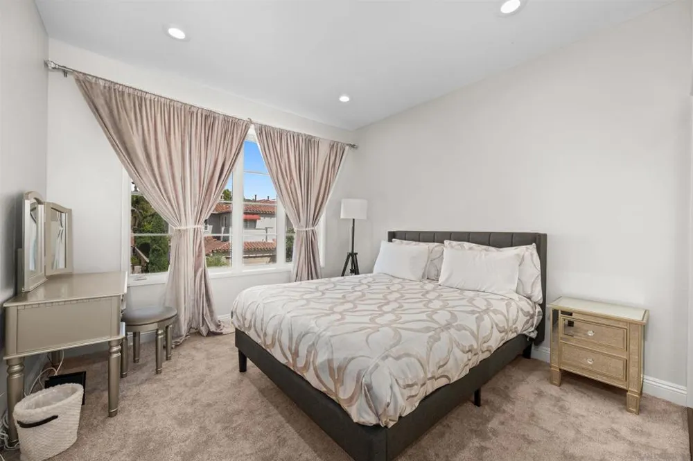9760 Claiborne Sq La Jolla, CA 92037