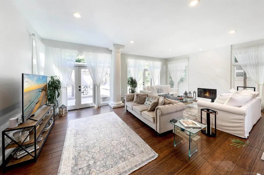 9760 Claiborne Sq La Jolla, CA 92037