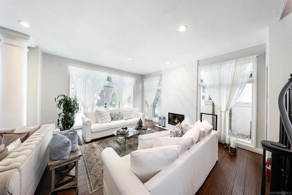 9760 Claiborne Sq La Jolla, CA 92037