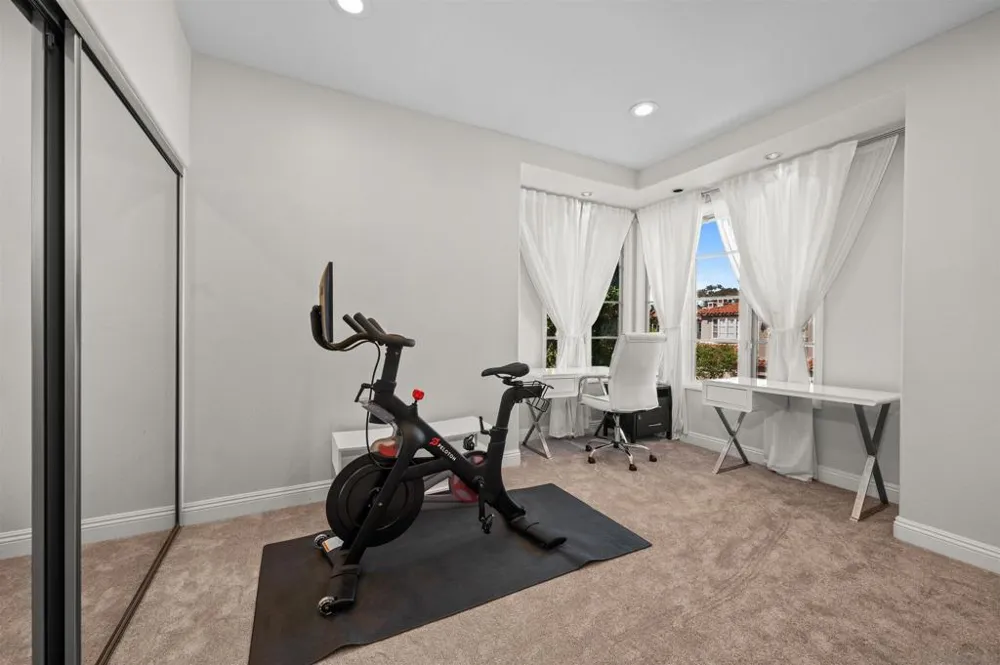9760 Claiborne Sq La Jolla, CA 92037