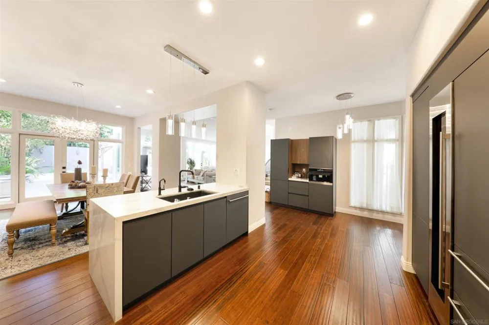 9760 Claiborne Sq La Jolla, CA 92037