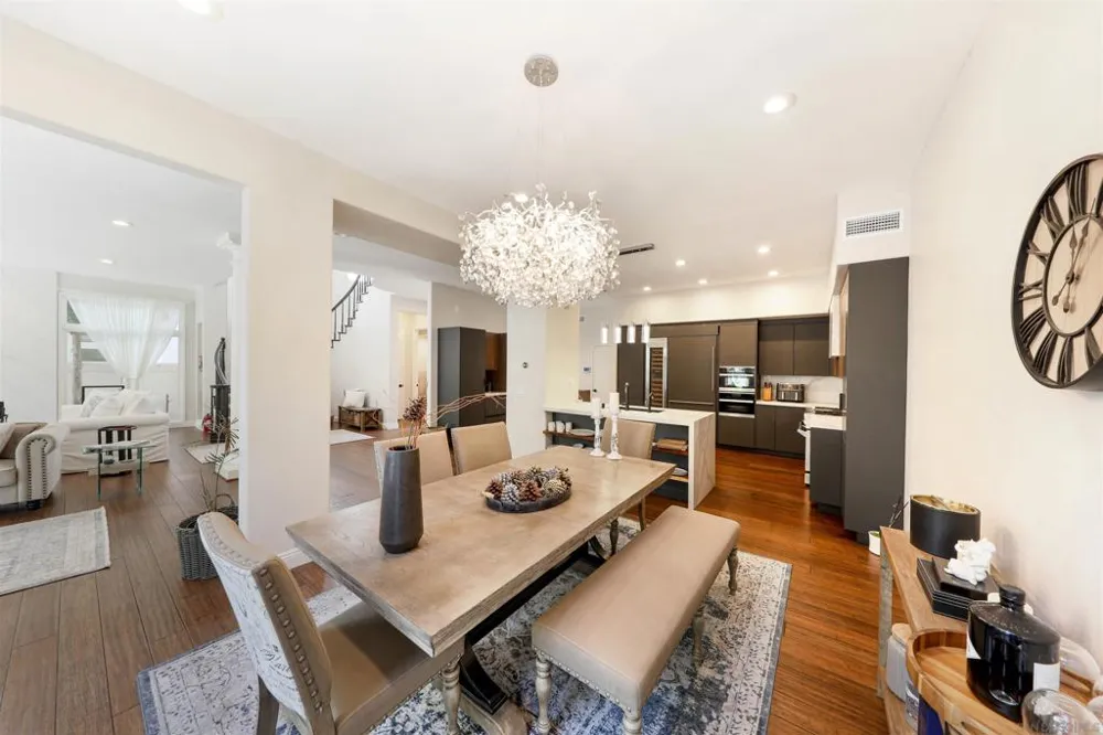 9760 Claiborne Sq La Jolla, CA 92037