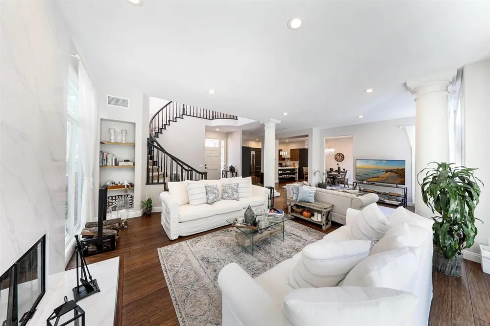 9760 Claiborne Sq La Jolla, CA 92037