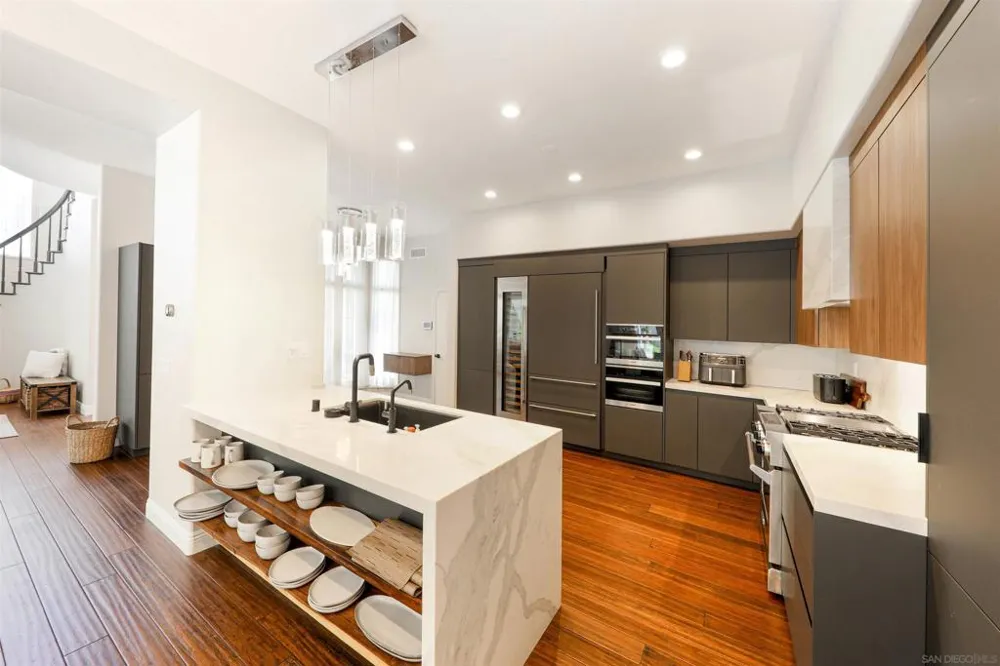 9760 Claiborne Sq La Jolla, CA 92037