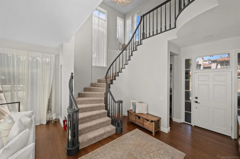 9760 Claiborne Sq La Jolla, CA 92037