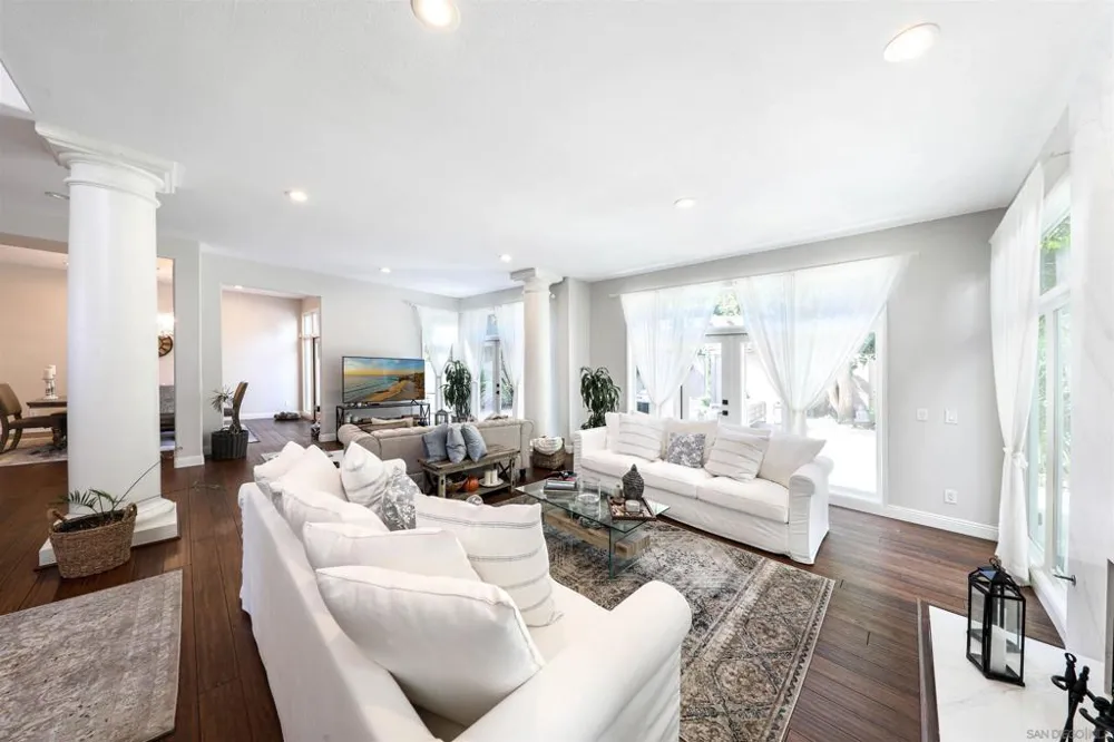 9760 Claiborne Sq La Jolla, CA 92037