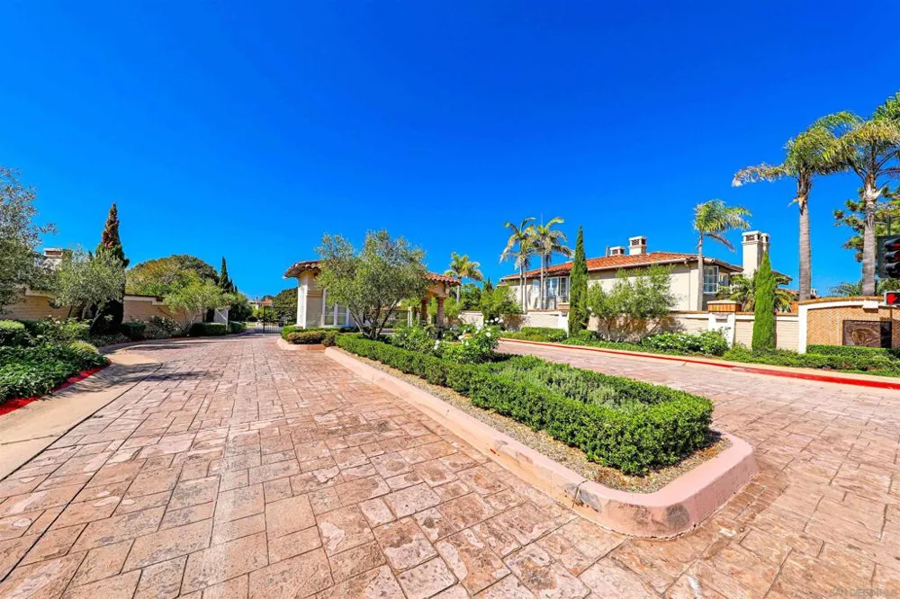9760 Claiborne Sq La Jolla, CA 92037