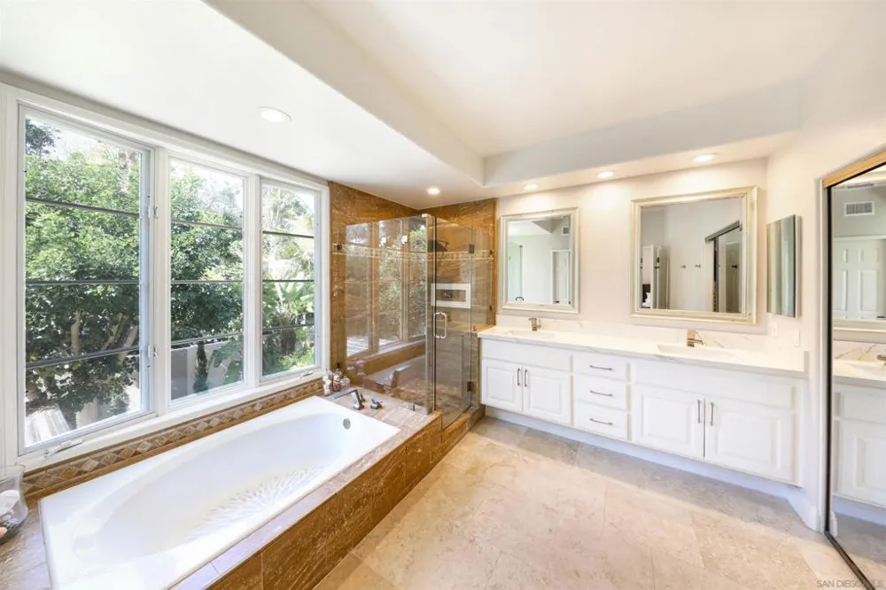 9760 Claiborne Sq La Jolla, CA 92037