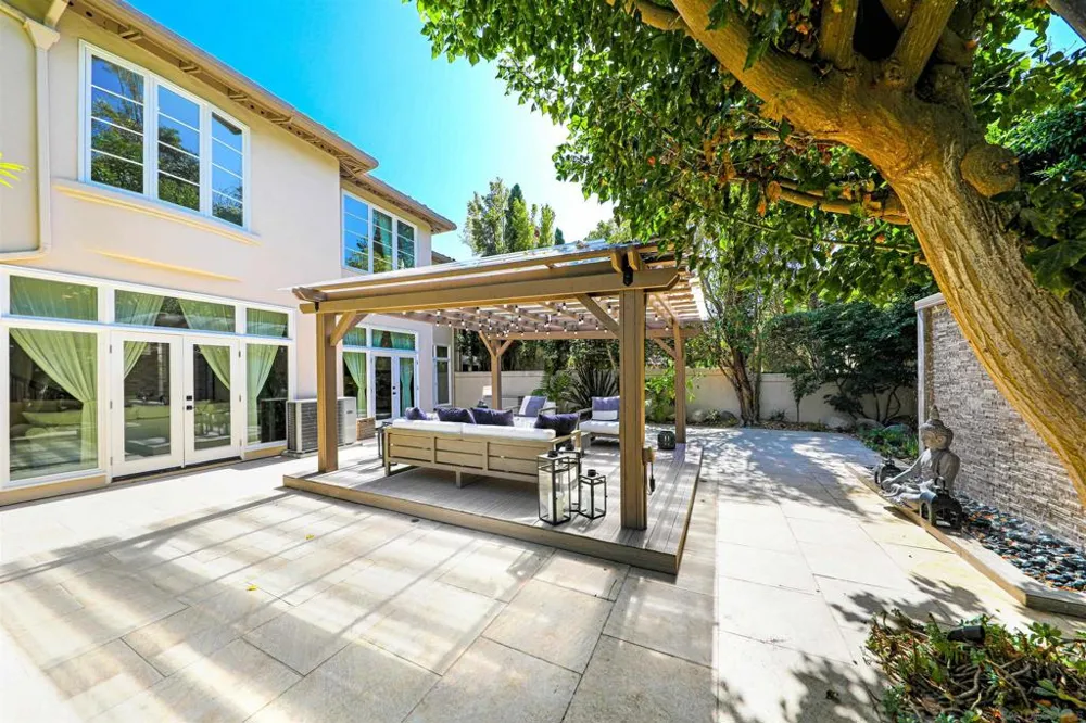 9760 Claiborne Sq La Jolla, CA 92037