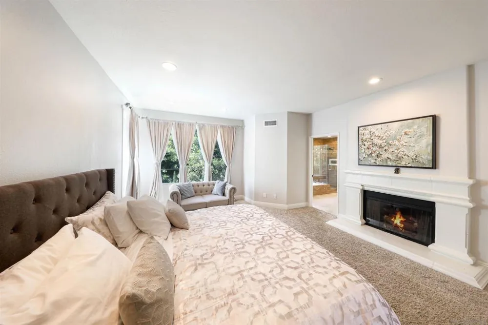 9760 Claiborne Sq La Jolla, CA 92037