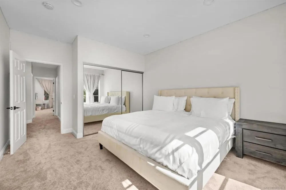 9760 Claiborne Sq La Jolla, CA 92037