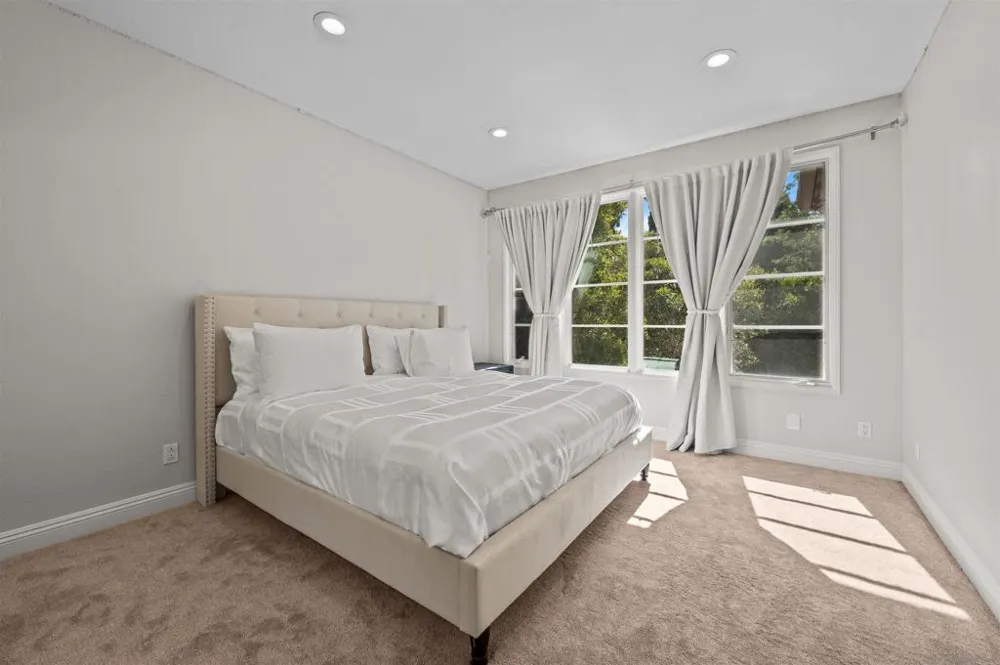 9760 Claiborne Sq La Jolla, CA 92037